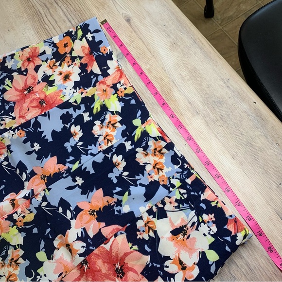 NWOT New York & Company Floral Shorts - Picture 7 of 11